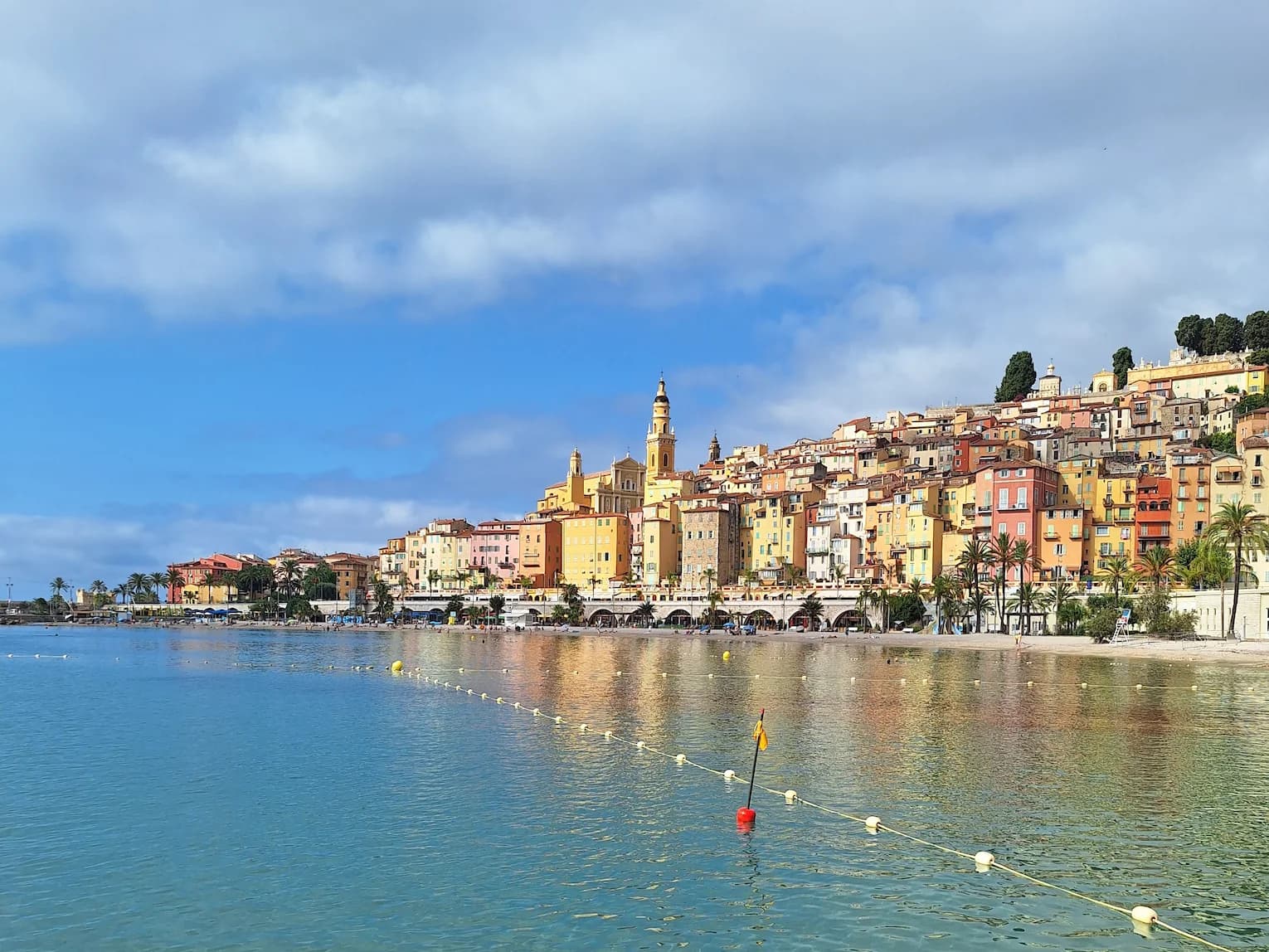 La vieille ville colorée de Menton et la Méditerranée, point d'arrivée du GR52