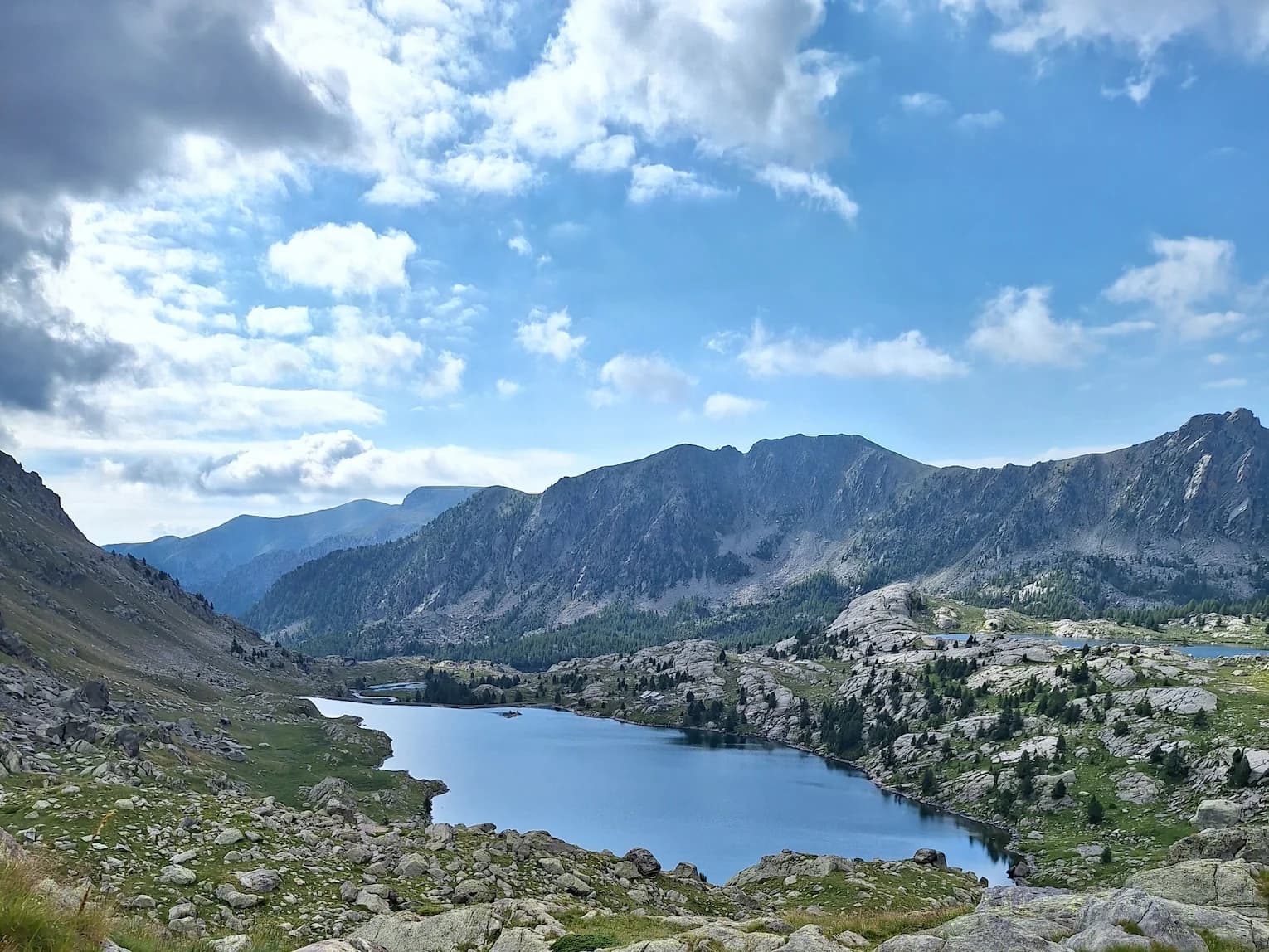Lac d'altitude et sommets de la vallée des Merveilles, dans le Mercantour