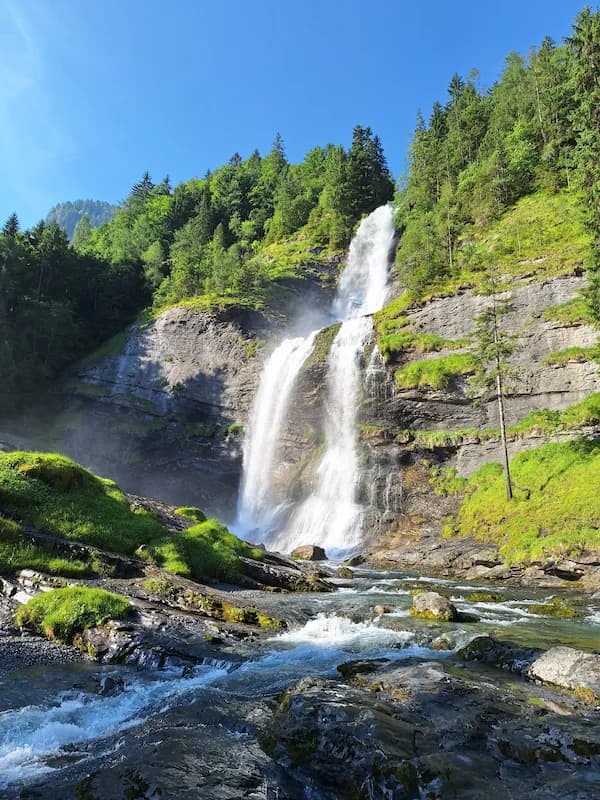 Cascade d'eau rencontrée sur le GR5 avec une magnifique lumière dorée